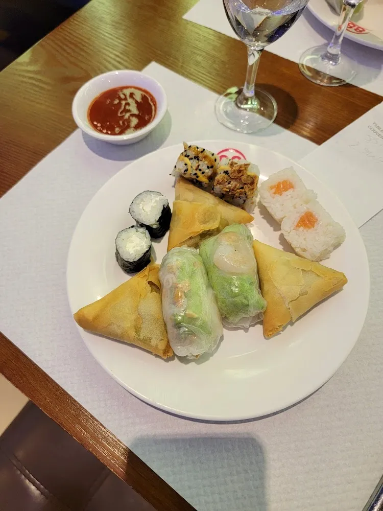 Sushi Maki Et Samoussa Et Rouleaux Printemps